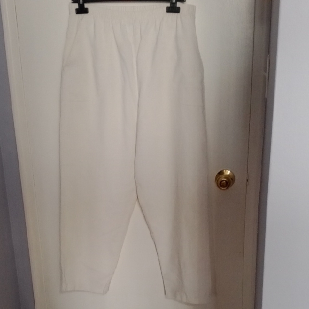 Vintage White Cropped Ankle Pants with Sleek Design